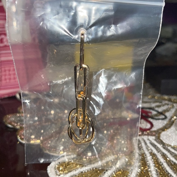 Unique Designer brand gold tone linked puzzle looking earrings - Picture 5 of 10